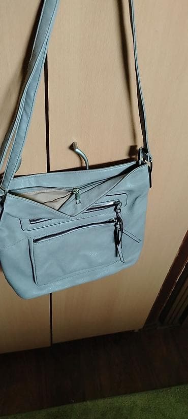 desigual torbe nova kolekcija: Ženske torbe – 3 modela 1) Crna torba sa dužim ručkama za nošenje — 2