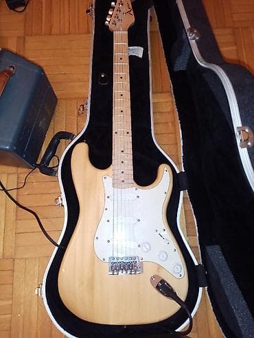 Električna gitara Aster, mini pojacalo Yamaha VA-5, kofer i kabl, sve