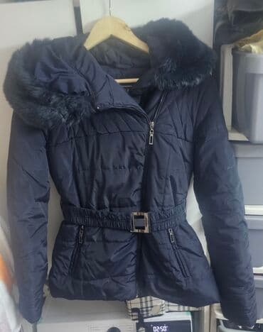 stradivarius zimska jakna: Ženska zimska jakna – tamnoplava L - Model do kukova, strukiran sa — 4