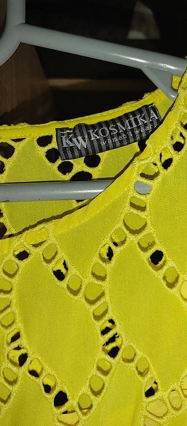 prsluk s: Žuta čipkana mini haljina – KOSMIKA womenswear - Kroj: ravna silueta — 2