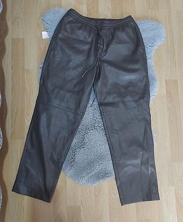 la manga cipele: Ženske pantalone od eko kože – model jogger - Boja: crna - Kroj — 2