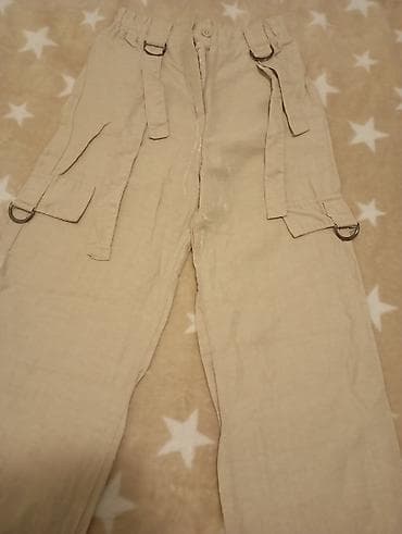 Bež cargo pantalone sa džepovima i dekorativnim trakama/prstenovima