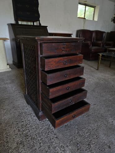 Antique Dressers: Elegantna drvena komoda sa pet fioka, idealna za odlaganje raznih — 2