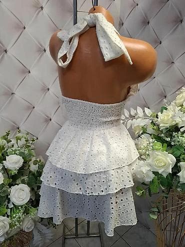 Haljine: Bela letnja haljina od pamučne čipke (broderie anglaise) - Model na — 2
