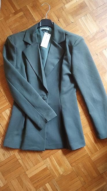 Zeleni ženski sako sa etiketicom, model sa strukiranim krojem