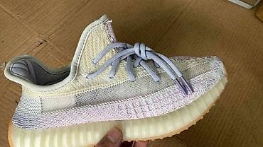 springfield muska majica: Adidas Yeezy
brojevi 36 do 44
cena 4000 dinara — 1