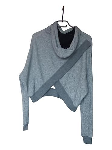 Headgear: Siva ženska dukserica sa kapuljačom, kratkog (cropped) kroja. Napred — 2