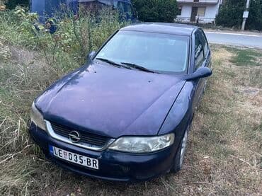 rude za prikolice: Opel Vectra B, model sedan, u tamnoplavoj boji. Vozilo ima — 2