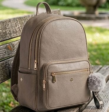 Elegantni gradski ranac od veštačke kože u taupe/sivo-bež nijansi, sa