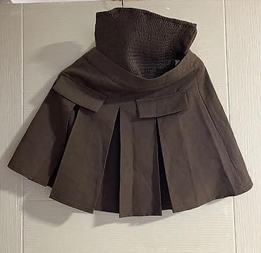 Smeđa plisirana mini suknja sa visokim strukom i topićem - Model