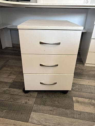 komode za sminkanje: Ugaona radna/šminkerska stanica – komplet - Prostrani ugaoni sto u — 4