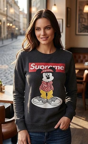 Ženska dukserica sa printom – tamnosiva - Model: klasična crewneck