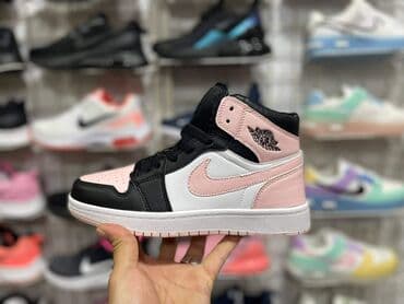 bele patike i odelo: Patike — 3