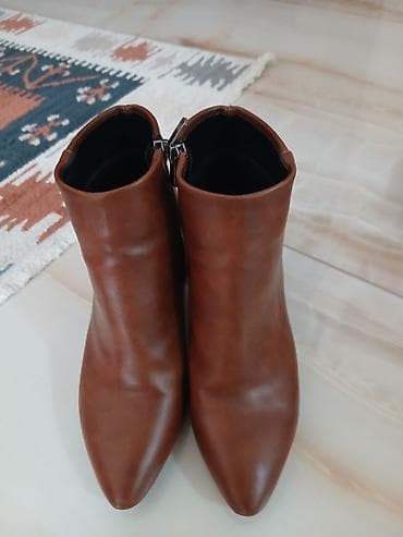 Ženske kožne gležnjače, boja konjak (kamel). - Model: špicasti vrh