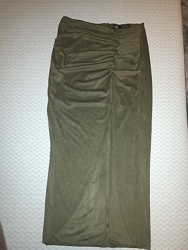 Zara suknja midi dužine u maslinasto zelenoj boji. Model uskog kroja na lalafo.rs Zara suknja midi dužine u maslinasto zelenoj boji. Model uskog kroja