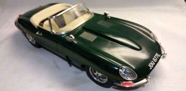 kinder joy harry potter figurice: Burago Jaguar E type 1/18.Polovan je bez kutije,ali kao nov — 1