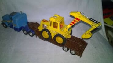 torbe sa sirokim kaisem: Matchbox kamion Peterbilt sa prikolicom i rovokopacem 33 cm,England — 3
