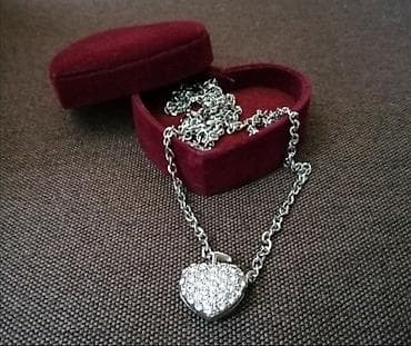 tasne mona: Ogrlica sa priveskom srce. Nenošena. Bez oštećenja. Dimenzije : Dužina — 4