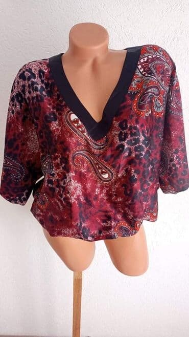 Košulje: Prelepa letnja bluza je nova, bez etikete.
Velicina M — 1