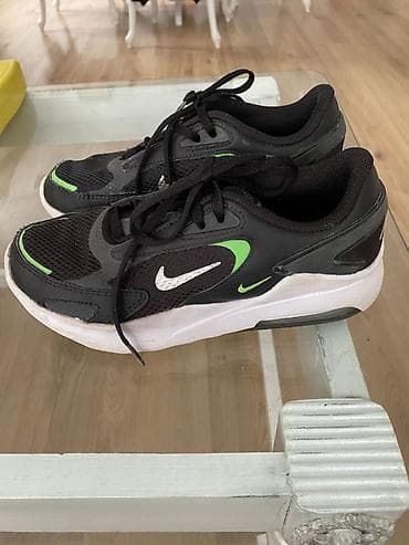 Nike Air patike za decu - Model: Nike Air (oznake “AIR” na peti i