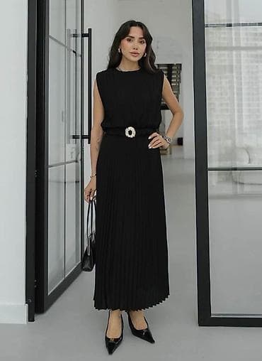Plisirana duga haljina bez rukava sa kaišem. - Elegantna maxi haljina