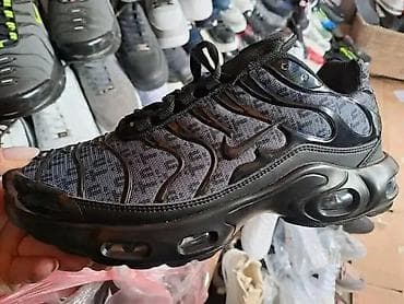 nike tech original: Muške patike – crna silueta sa dinamičnim uzorkom i debelim vazdušnim — 2