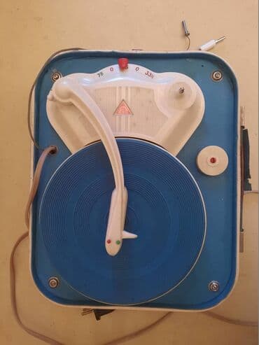 bas pojacala: Retro,stari mali gramofon u koferu. Simpatican mali gramofon,vise kao — 7