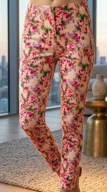 Ženske pantalone sa cvetnim printom - Model: uske/skinny kroj, dužina na lalafo.rs Ženske pantalone sa cvetnim printom - Model: uske/skinny kroj, dužina