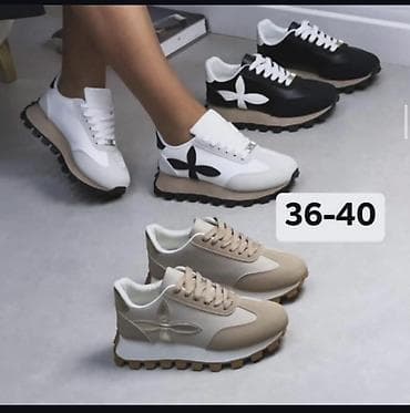 bele ravne sandale: Ženske patike – model sa talasastim đonom i velikim floralnim/logotyp — 1