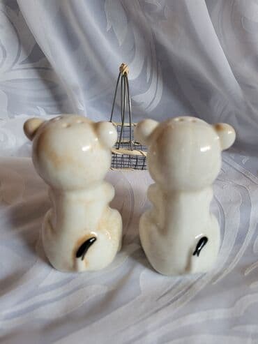 Kuhinjski setovi: Slanik nov porcelanski sa korpicom medvedici. Visina. 7,5cm — 6