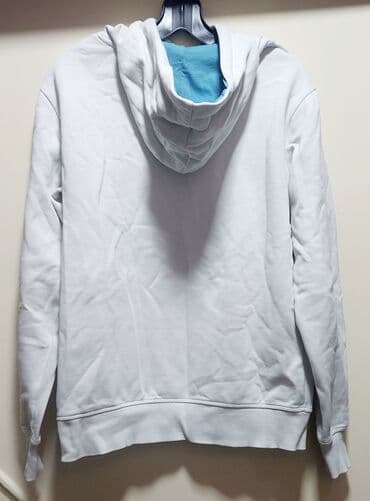 Jeans: Bela dukserica sa kapuljačom i štampom “CNTMP DNM APPAREL”. - Model — 2