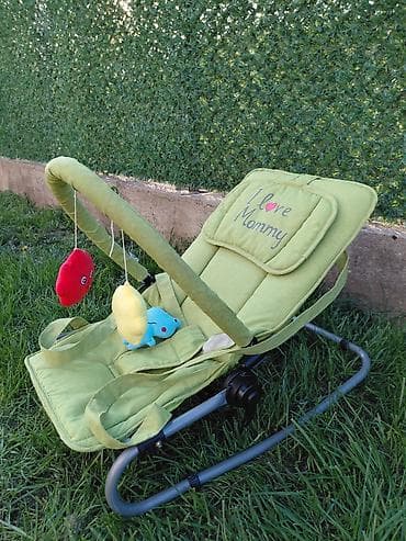 cam kadica sa postoljem: Zelena ležaljka/njihalica za bebe sa natpisom “I love Mommy”. - — 2