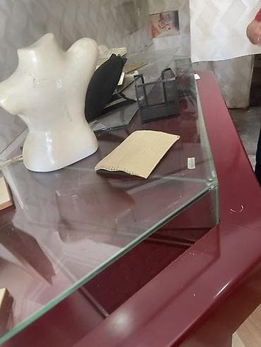 polovni kreveti kragujevac: Pult/vitrina za prodajni prostor – bordo boja sa staklenom gornjom — 5