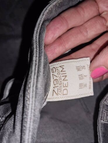 push up pantalone: Zara sive farmerke. Veličina S. Imaju elastina,skinny model. Na boku — 2