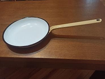 Emajlirani tiganj 22cm, proizveden u Jugoslaviji. Ne mogu da na lalafo.rs Emajlirani tiganj 22cm, proizveden u Jugoslaviji. Ne mogu da