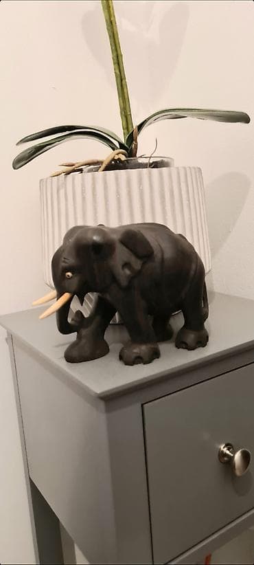 Tools & Equipment: ▪︎ Na prodaju kolekcionarska, originalna, drvena statua slona. - Veoma — 9