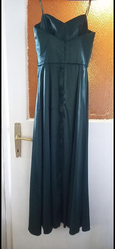 karirane pantalone za muskarce: Elegantna duga haljina na tanke bretele u smaragdno zelenoj boji. - — 4