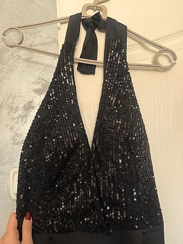 Elegantni kombinezon, prati liniju tela Otvorena su mu ledja Odgovara