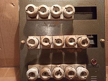 Nameštaj: Stara "spratna" tabla sa 14 keramičkih osigurača (pregorelih),   — 4