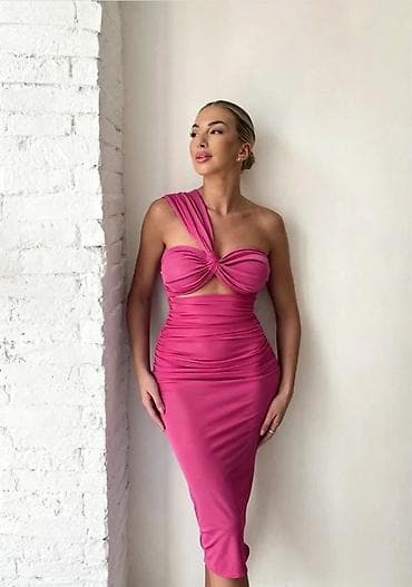 Elegantna midi haljina sa jednim ramenom i izrezom ispod grudnog dela