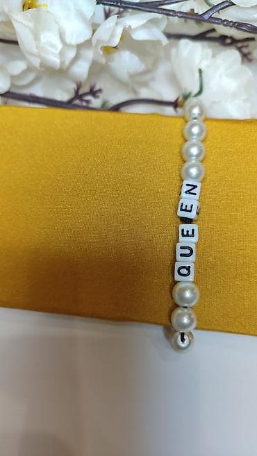 neseser za cetkice: Narukvica sa bisernim perlama i slovnim kockicama “QUEEN”. - Dizajn — 2