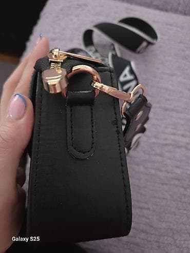 ženske torbe doca: Crna ženska torbica preko ramena sa širokim, podesivim kaišem. Prednji — 8