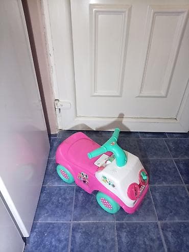 Dečji guralica-auto za vožnju u zatvorenom ili na otvorenom. - Model na lalafo.rs Dečji guralica-auto za vožnju u zatvorenom ili na otvorenom. - Model