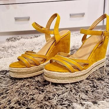 Sandale nove
odgovaraju za 39 na lalafo.rs Sandale nove
odgovaraju za 39