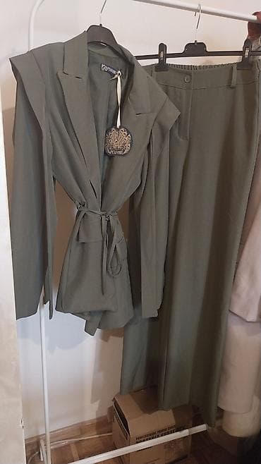 Novo. Ženski komplet-maslinasto zelena boja. Univerzalan za S do L -