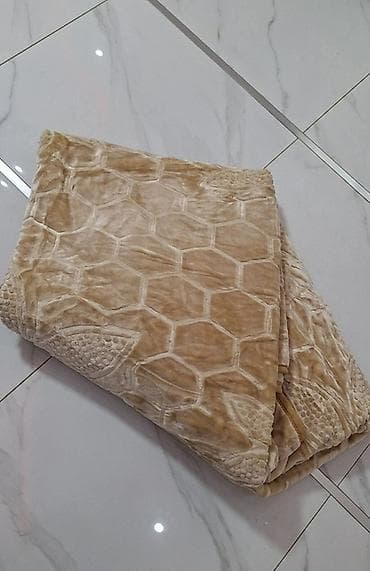 posteljine cena: Ćebe 3kg 220x240 3500din
Ćebe 1.5kg 150x200 2500din

T — 2