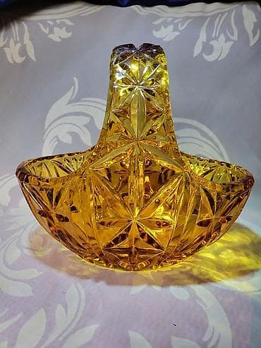 Korpa nova Bohemija iz 70ih velika presovano puno staklo. Perfektna na lalafo.rs Korpa nova Bohemija iz 70ih velika presovano puno staklo. Perfektna
