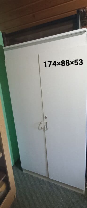 polovan namestaj za kafice: Dvokrilni ormar bele boje, dimenzija 160x119x52.5 cm. Idealan je za — 2
