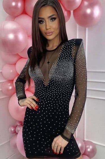 Elegantna ženska mini haljina – crna sa sjajnim aplikacijama - Model