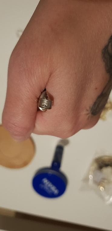 nakit od rozenkvarca: Privezak u obliku bokserske rukavice.Materijal:metal u srebrnoj boji - — 5